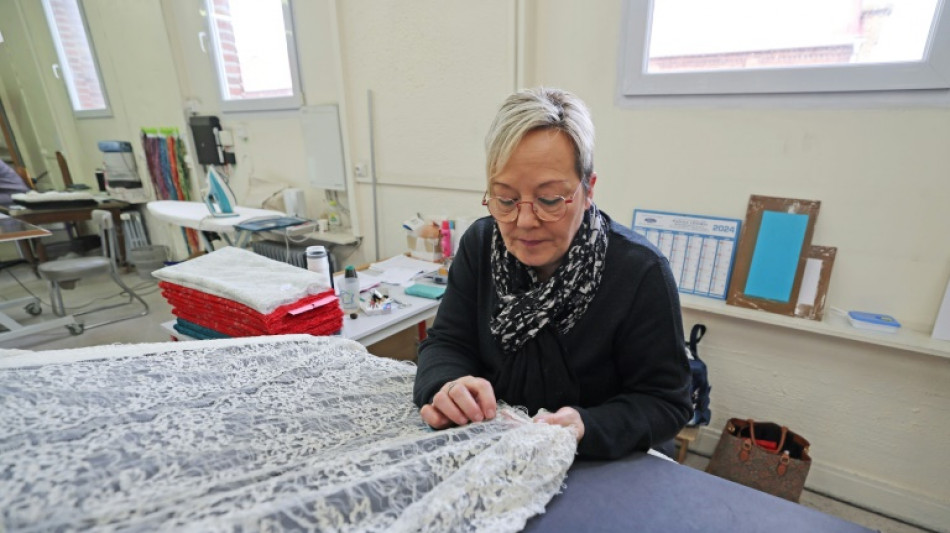 Symbole de luxe, la dentelle de Calais-Caudry lutte pour perpétuer son savoir-faire