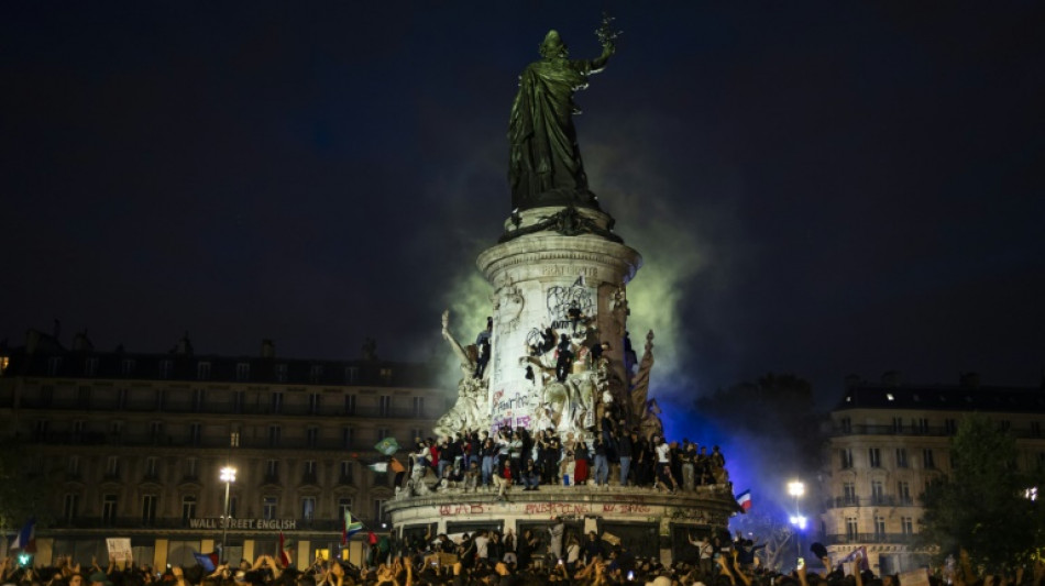 França tenta superar a incerteza política depois de derrotar a extrema direita