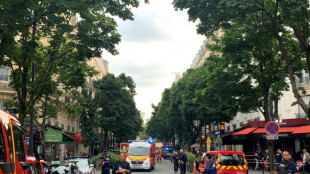 Paris: un automobiliste fonce sur la terrasse d'un café, un mort et six blessés
