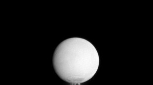 Scoperta l'origine delle strisce di Encelado, la luna di Saturno