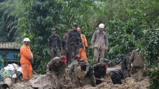 Bolsonaro visita área afectada por lluvias, que ya dejan 91 muertos en Brasil
