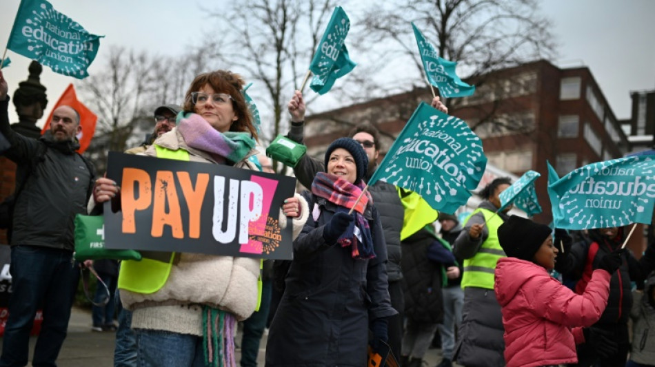 Ecoles, trains, administration: journée de grève inédite depuis une décennie au Royaume-Uni