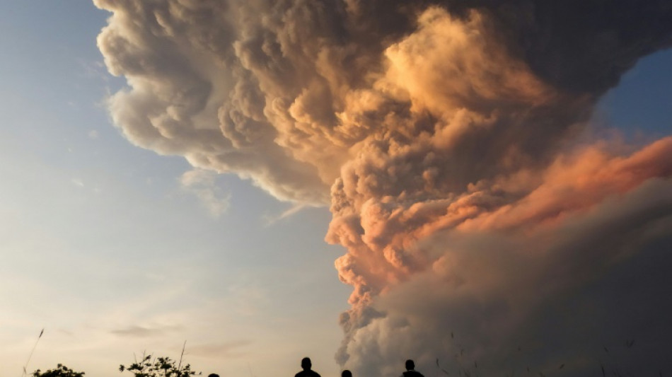 Nueva erupción volcánica en Indonesia lanza una enorme columna de ceniza al cielo