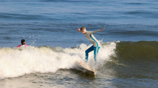 Surf et baignade, les Gazaouis redécouvrent les plaisirs d'une mer propre