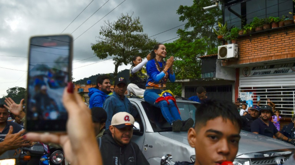 A un mes de la presidencial en Venezuela, rosarios y cacareos