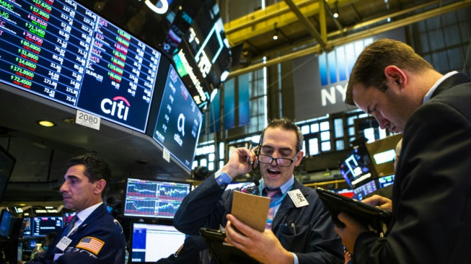 Wall Street termine en ordre dispersé, résiste aux vents contraires