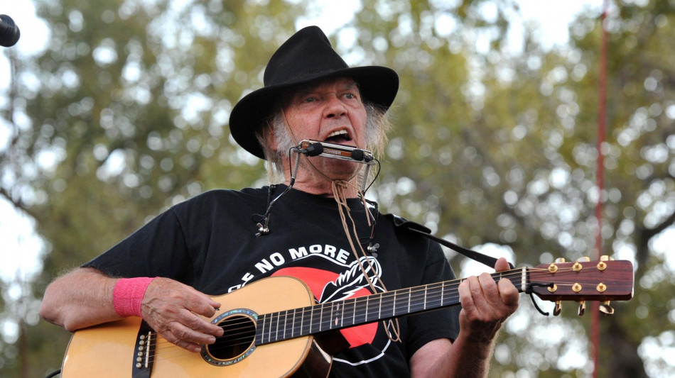 Neil Young cambia idea, andrà al festival di Glastonbury