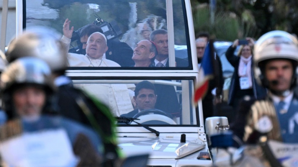 Una multitud recibe al papa en su visita histórica a la isla francesa de Córcega