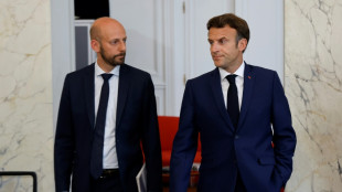 Macron poursuit ses consultations, ronde des postes à l'Assemblée