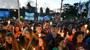 Estudiantes marcharon con antorchas contra el ajuste de Milei a universidades argentinas