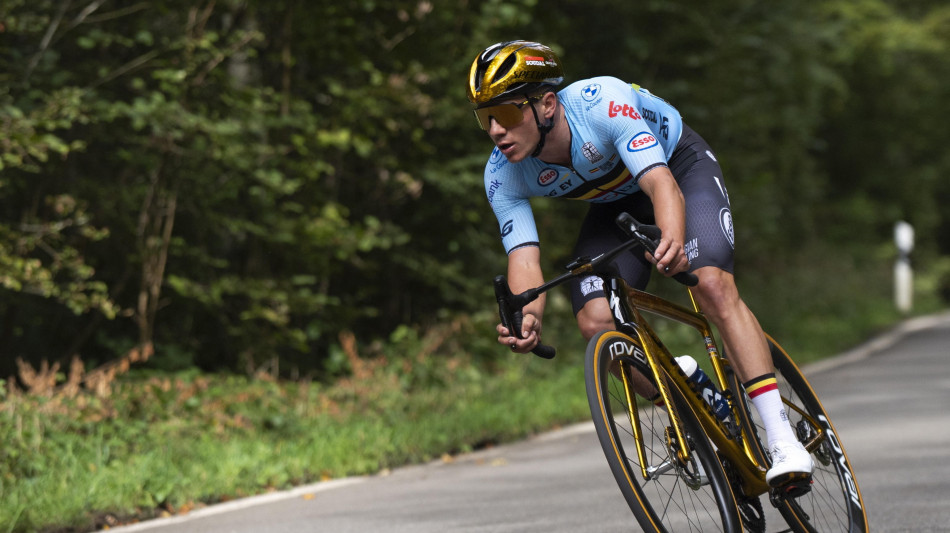 Paura Evenepoel: in bici contro furgone, è in ospedale