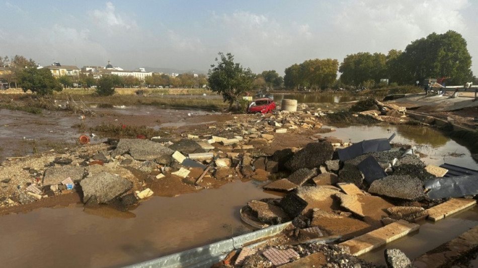 España envía más militares a combatir la devastación de unas inundaciones que dejaron ya más de 200 muertos