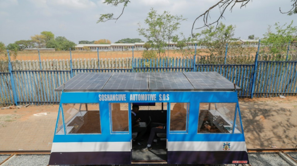 Jóvenes sudafricanos construyen un tren solar ante los cortes de electricidad