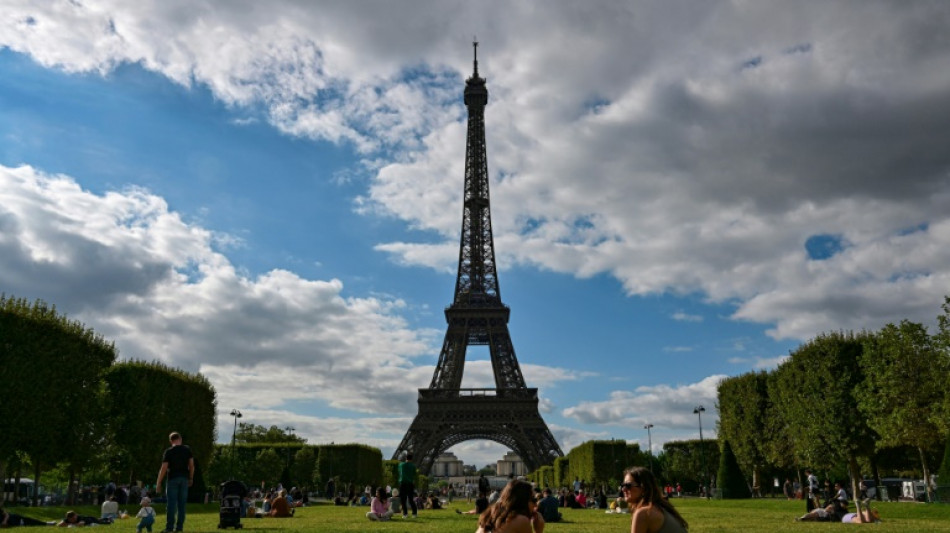 Polícia evacua Torre Eiffel por alerta de segurança