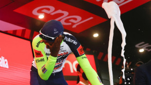 Girmay abandona el Giro por la herida ocular con un corcho de prosecco