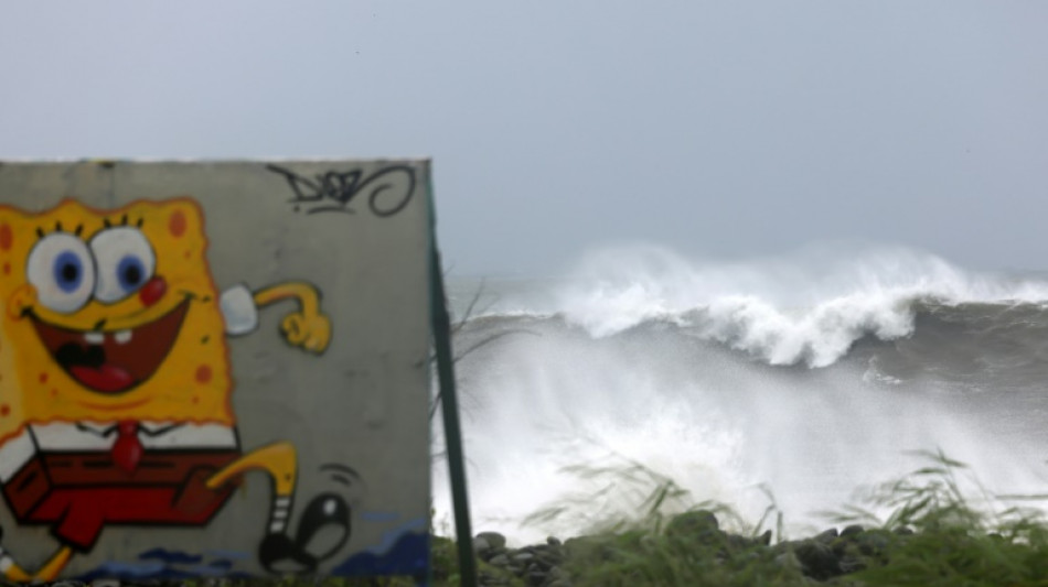 Le cyclone Batsirai s'éloigne de La Réunion, les pluies s'intensifient 