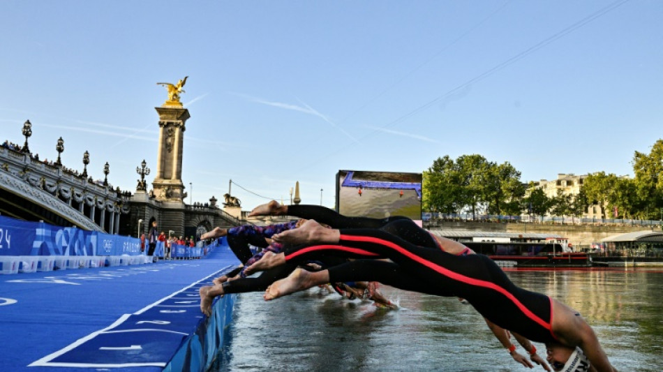 Berliner Tageszeitung Olympic swimmers plunge into Seine, Lyles eyes