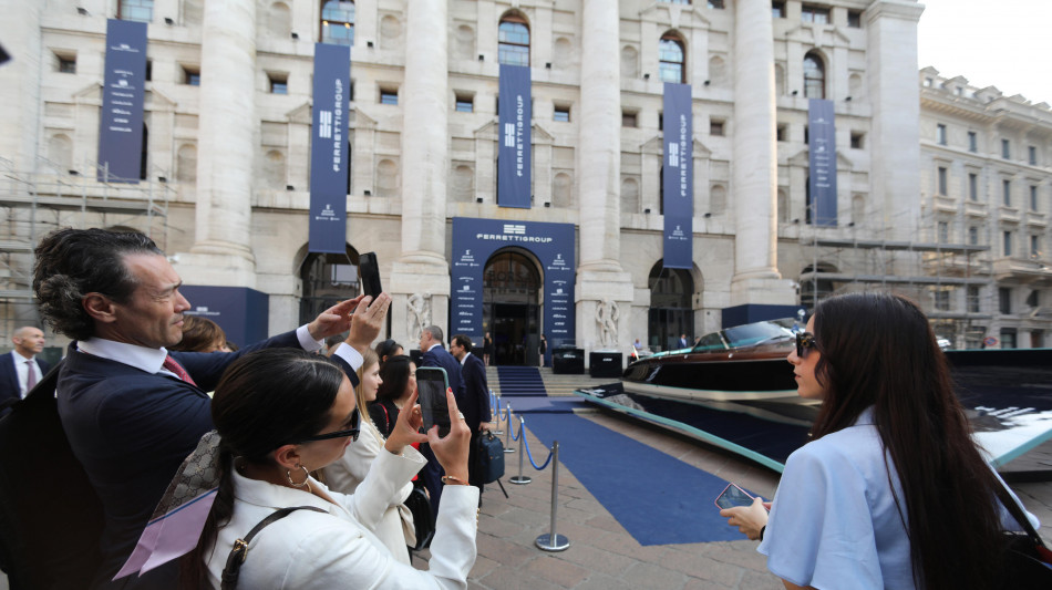 Borsa: Milano apre in calo, -0,3%