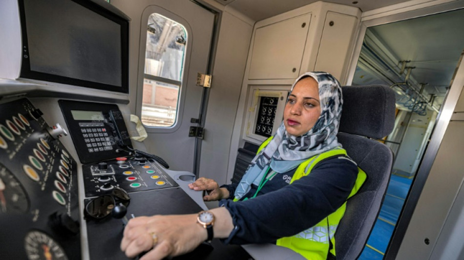 El metro de El Cairo emplea a las primeras conductoras de tren en Egipto