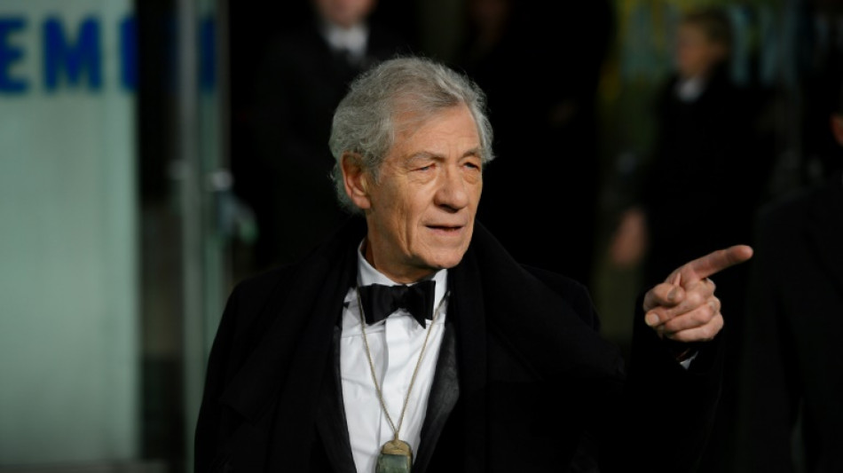Ator Ian McKellen sofre queda em teatro de Londres
