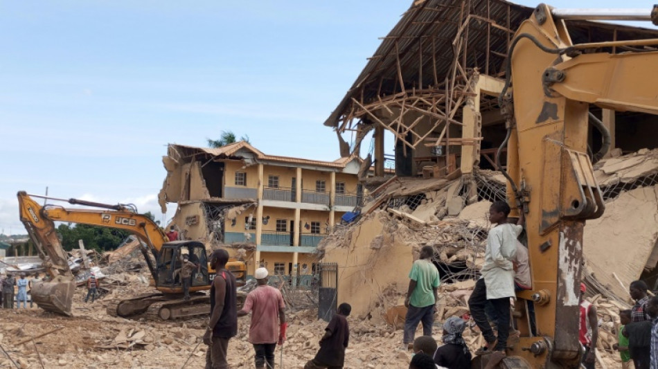 Al menos 16 alumnos muertos y otros atrapados en el derrumbe de una escuela en Nigeria