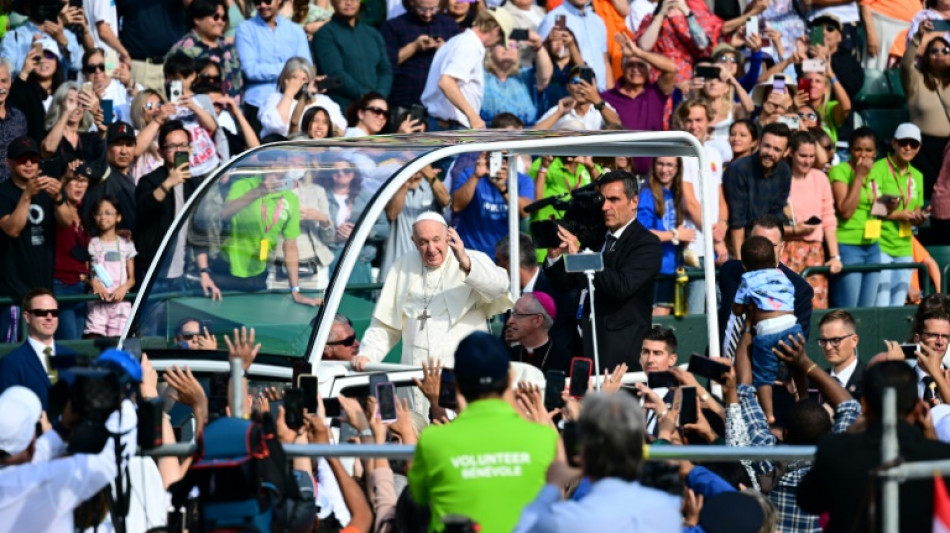 Papst Franziskus feiert Messe vor 50.000 Menschen im Stadion von Edmonton