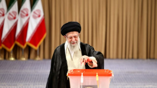 Irã escolhe entre reformista e ultraconservador no segundo turno eleitoral