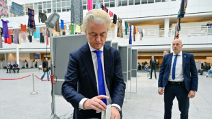 Strong showing by Dutch far right as EU vote kicks off