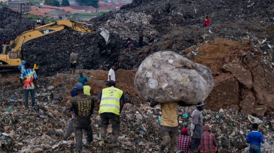 Sube a 34 la cifra de muertos en el derrumbre de un vertedero en Uganda