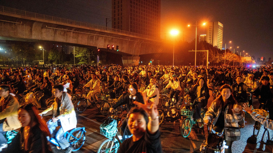 Cina, pedalata notturna degli studenti stroncata dalle autorità