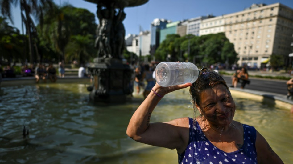 Alumnos en traje de baño para combatir la ola de calor en Argentina