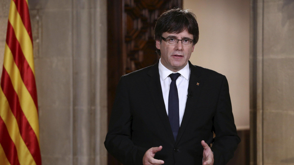 Puigdemont è a Barcellona, scortato verso il Parlamento